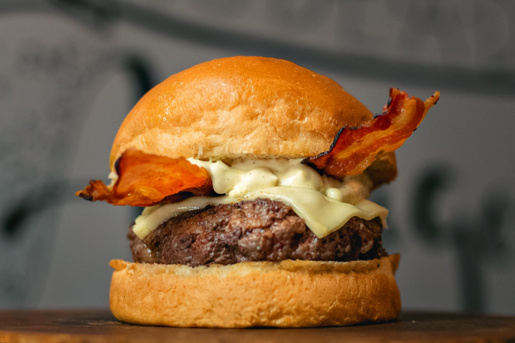 A mouthwatering close-up of a gourmet burger topped with fresh ingredients and artisanal sauces. — gourmet burgers Las V…