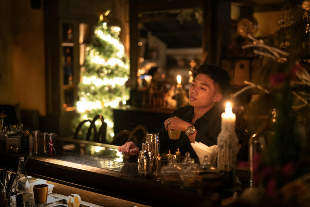 An inviting Las Vegas bar scene during the holiday season, filled with festive decor. — Pairing Drinks Holiday Burgers L…