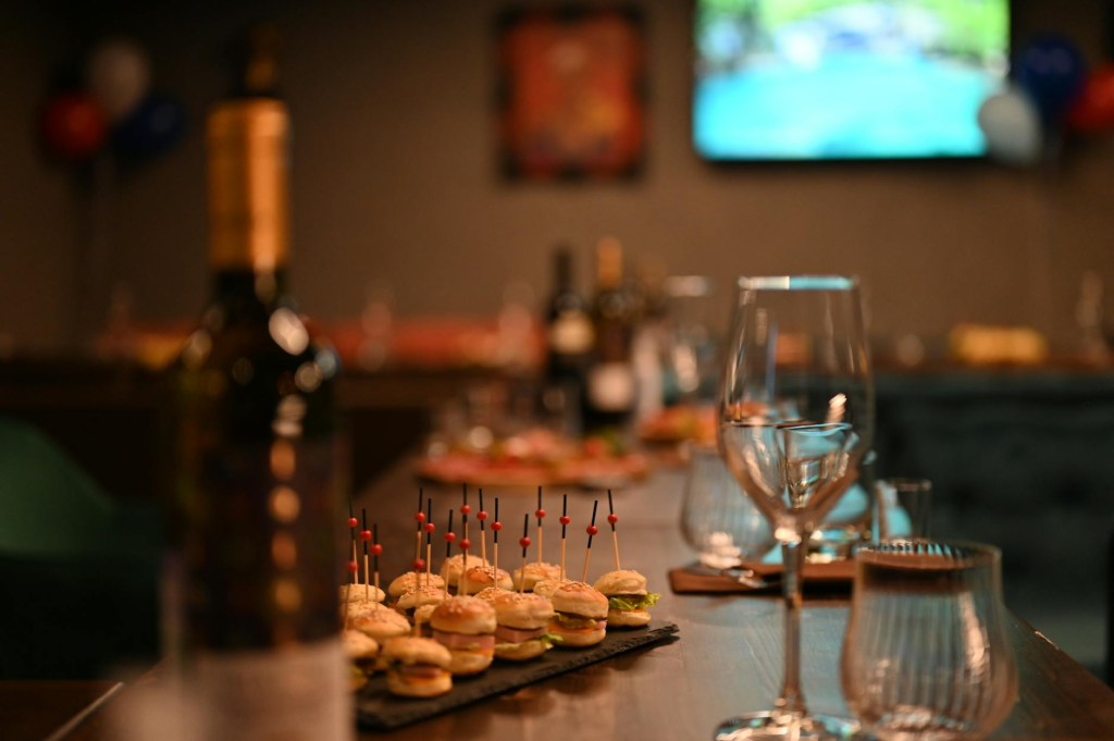 An outdoor dining setup in Las Vegas, with a focus on sliders and drinks. — unique cheeseburger sliders Las Vegas