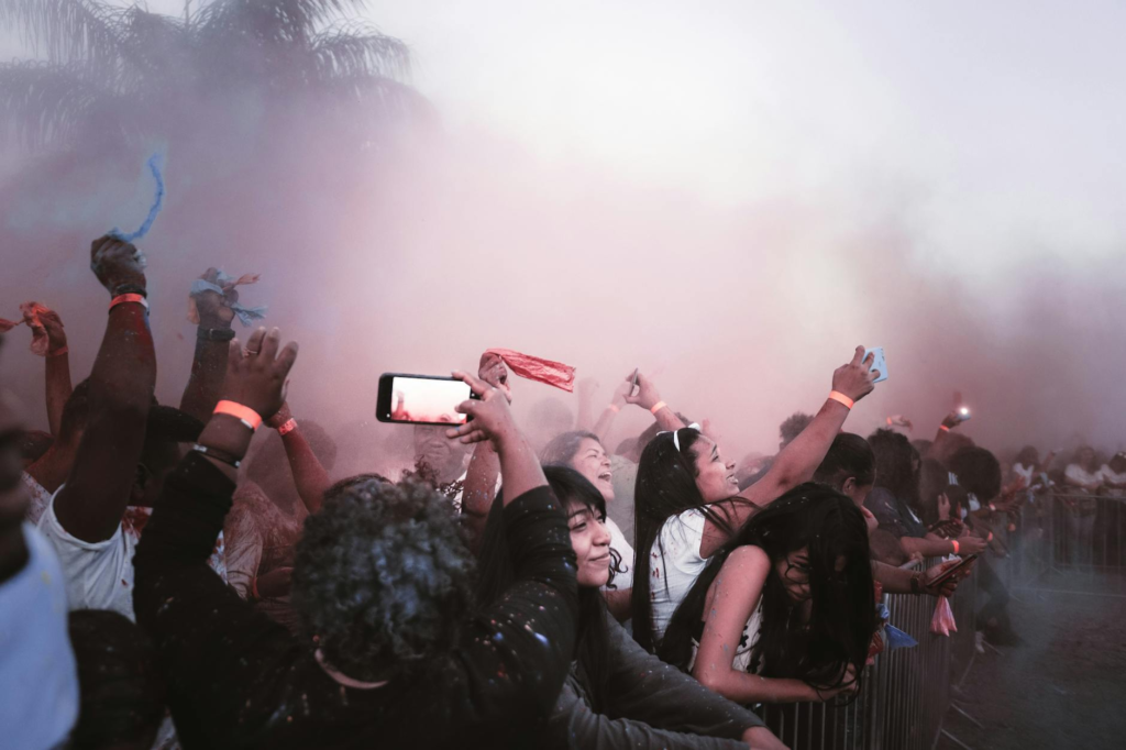 Crowd enjoying live music and food at a Las Vegas food festival, demonstrating the lively atmosphere. — Las Vegas burger…