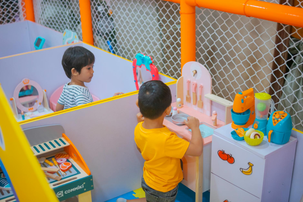 Kids playing in a restaurant's play area while waiting for their meals. — kid-friendly burgers Las Vegas