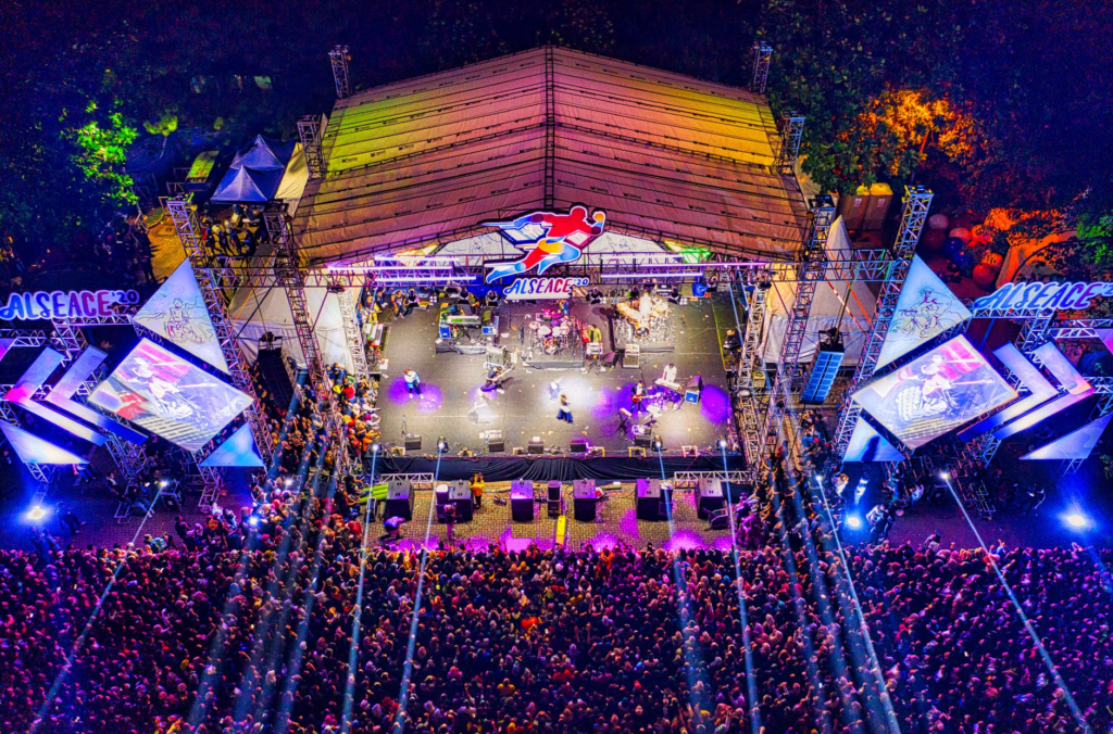 A vibrant scene from a Las Vegas burger festival with crowds enjoying food and live music. — burger festivals Las Vegas