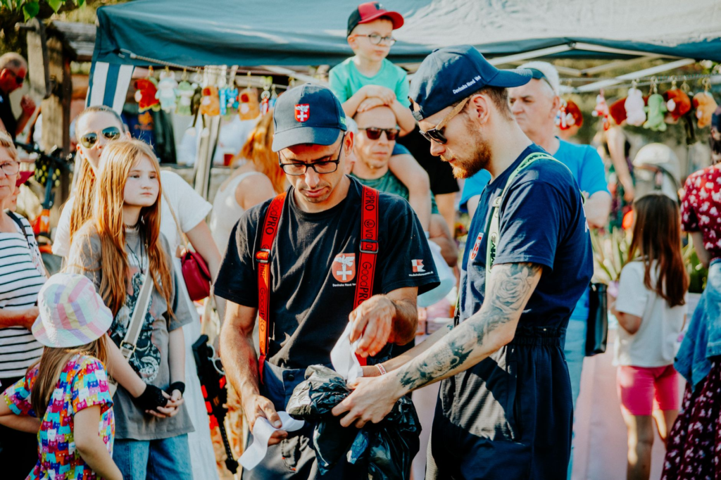 Families enjoying various activities at a burger festival in Las Vegas. — burger festivals Las Vegas