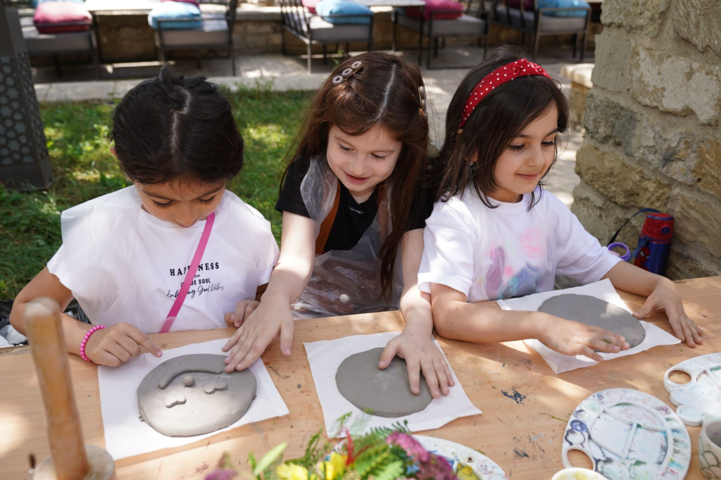Kids participating in a burger-making workshop — family-friendly burgers Las Vegas