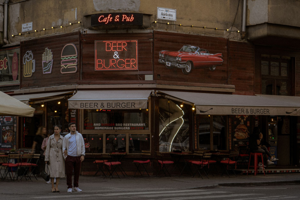People enjoying burgers outside a popular late-night diner in Las Vegas. — late-night burgers Las Vegas