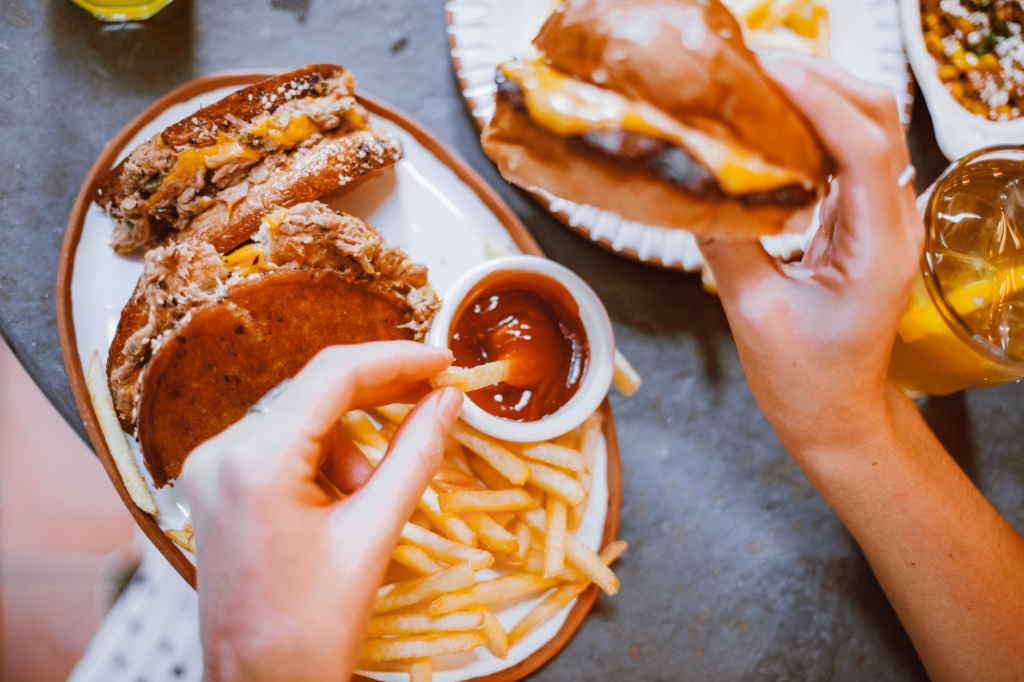 Kids happily eating burgers with colorful plates — family-friendly burgers Las Vegas